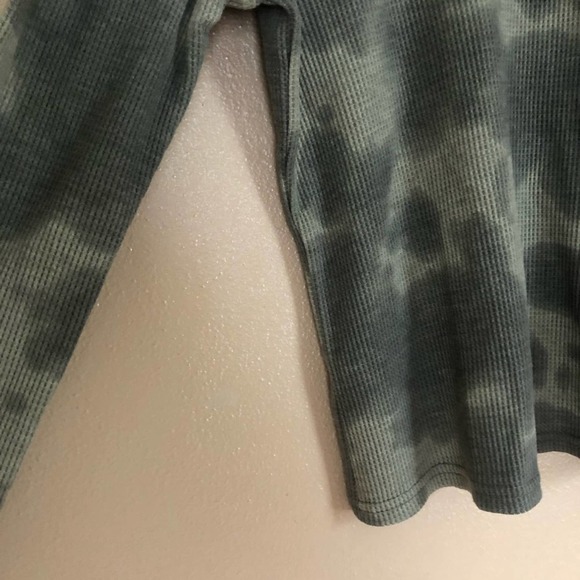 NWT RDI Green Tie Dye Thermal Top - Picture 4 of 5